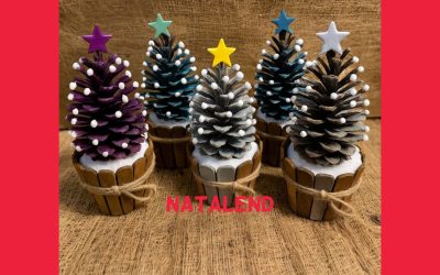 alberelli di natale con le pigne